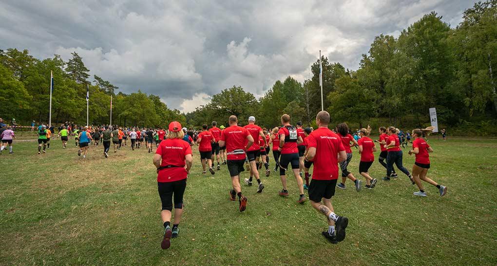 Team Santander kilpailijat juoksemassa lidingöloppetissa