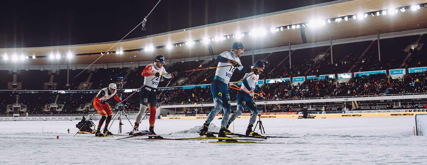 Kilpahiihtäjät olympiastadionilla