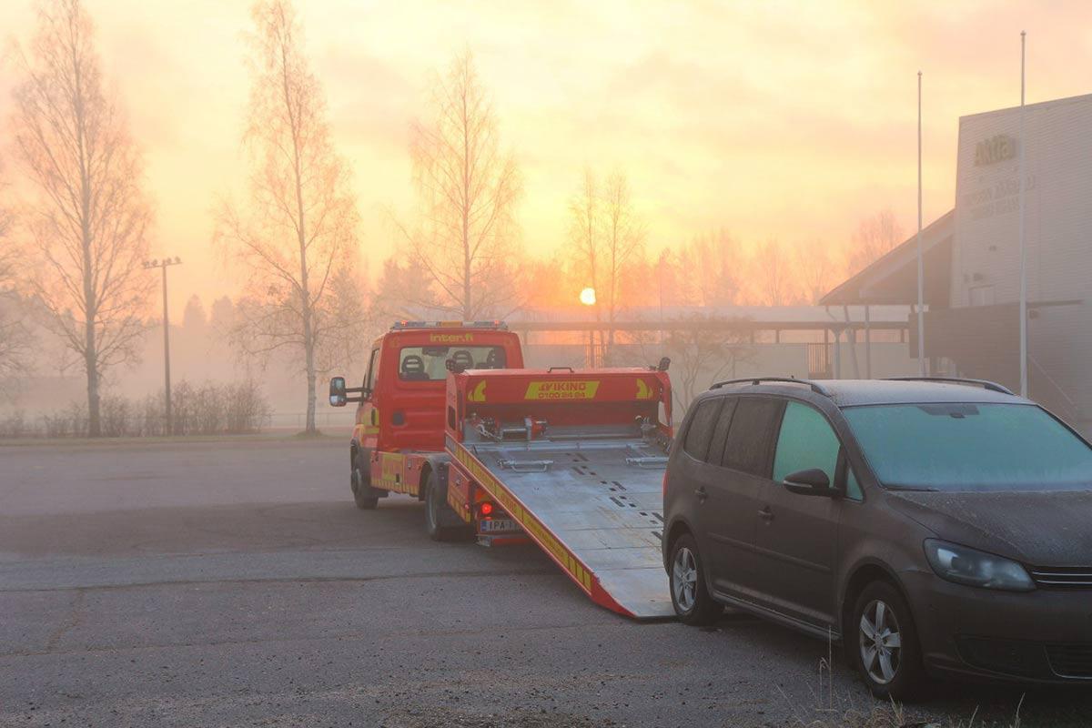 Autoa lastataan hinausauton kyytiin